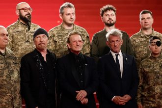 Cannes 2025: Bono brilla en una noche nublada y cautiva a todos