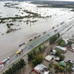Impactantes tormentas en Buenos Aires: micro varado un día en el agua