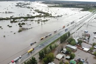 Impactantes tormentas en Buenos Aires: micro varado un día en el agua