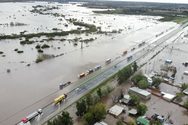 Impactantes tormentas en Buenos Aires: micro varado un día en el agua