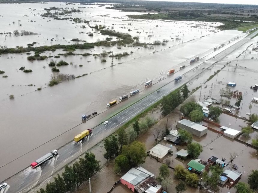 Impactantes tormentas en Buenos Aires: micro varado un día en el agua