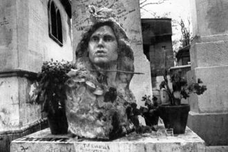 Descubren el busto robado de Jim Morrison casi 40 años después