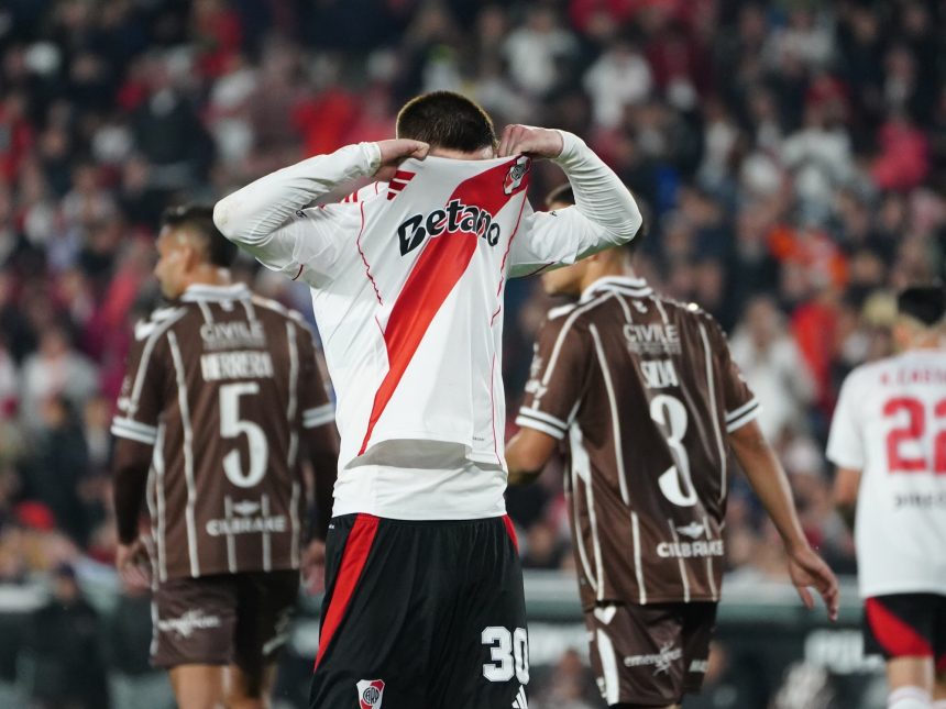 Platense hace historia: elimina a River en penales tras error arbitral