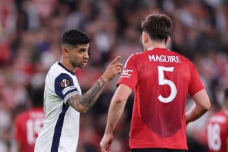 Intensa Rivalidad: Cuti Romero y Harry Maguire se Enfrentan en la Noche
