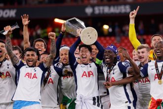 Cuti Romero brilla: Tottenham derrota al Manchester United y asegura Europa
