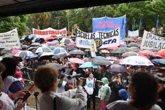 El Gobierno se aparta de la paritaria docente, pero controla aumentos