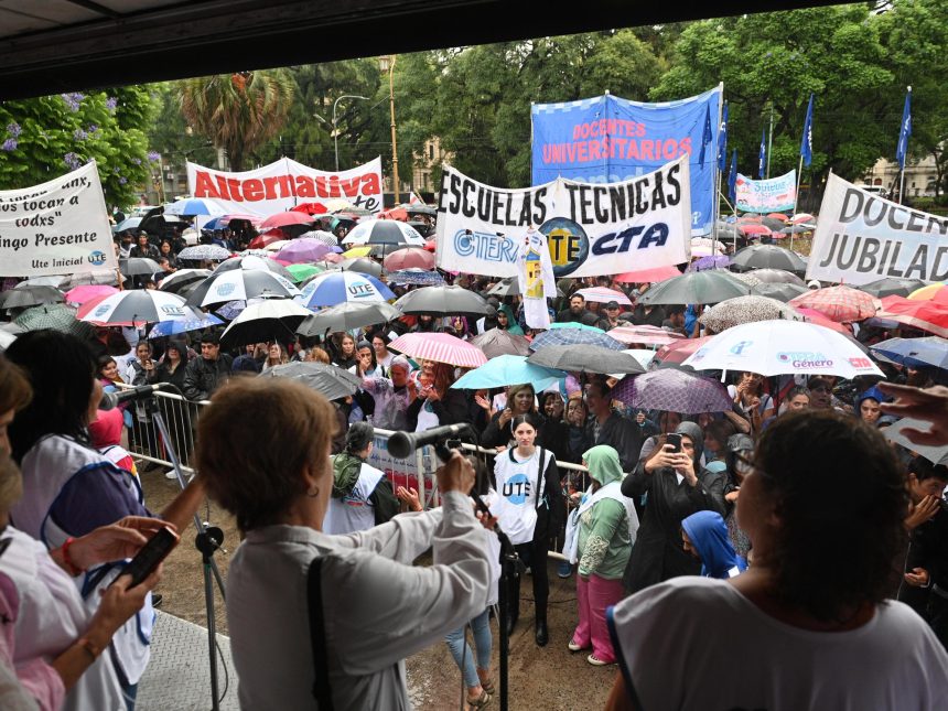 El Gobierno se aparta de la paritaria docente, pero controla aumentos
