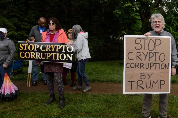 Trump: Cena exclusiva con inversores de su criptomoneda y beneficios personales