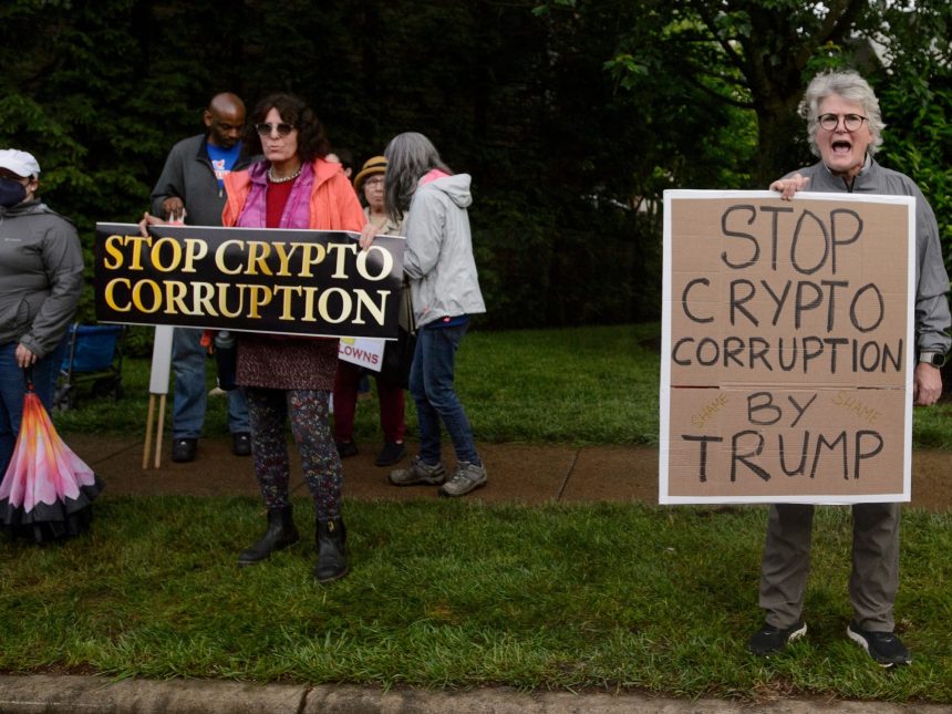 Trump: Cena exclusiva con inversores de su criptomoneda y beneficios personales