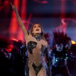 Jennifer Lopez deslumbra en los AMAs: danza, transparencias y pasión
