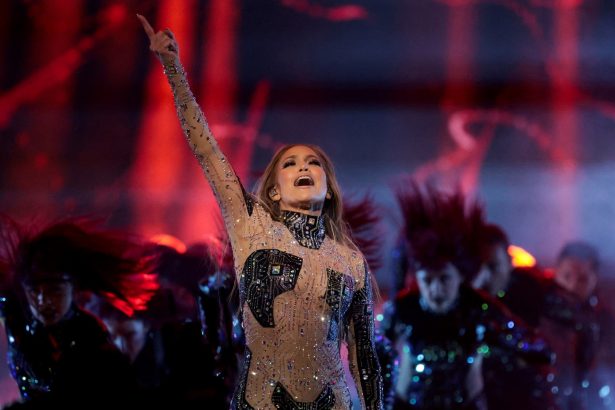 Jennifer Lopez deslumbra en los AMAs: danza, transparencias y pasión