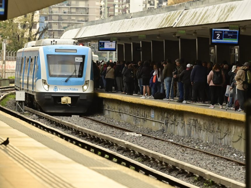 Interrupción en el Ferrocarril Sarmiento: Estación Once Cerrada 3 Horas