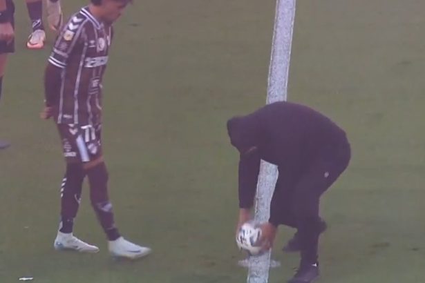 Un encapuchado roba la pelota: un duro golpe a la piratería