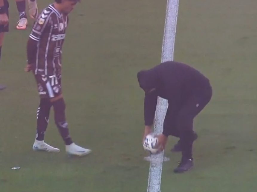 Un encapuchado roba la pelota: un duro golpe a la piratería