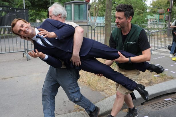 Protesta en París: Roban estatua de cera de Macron en museo