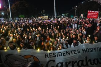 Velada de Velas en el Obelisco: Bono y Decisión de Residentes