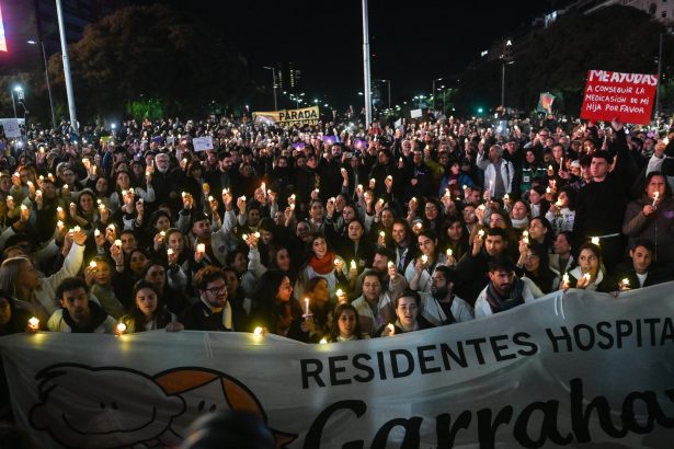 Velada de Velas en el Obelisco: Bono y Decisión de Residentes
