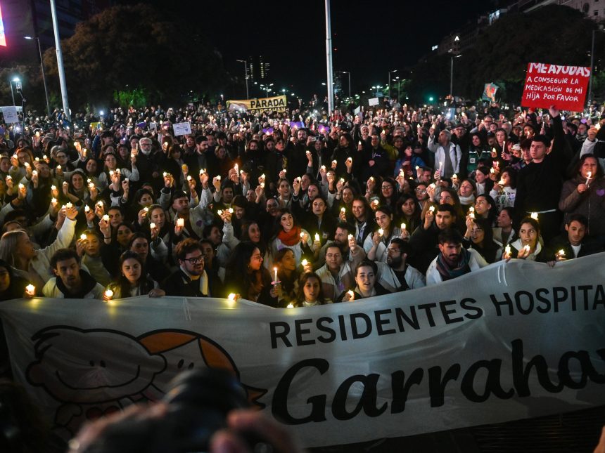 Velada de Velas en el Obelisco: Bono y Decisión de Residentes