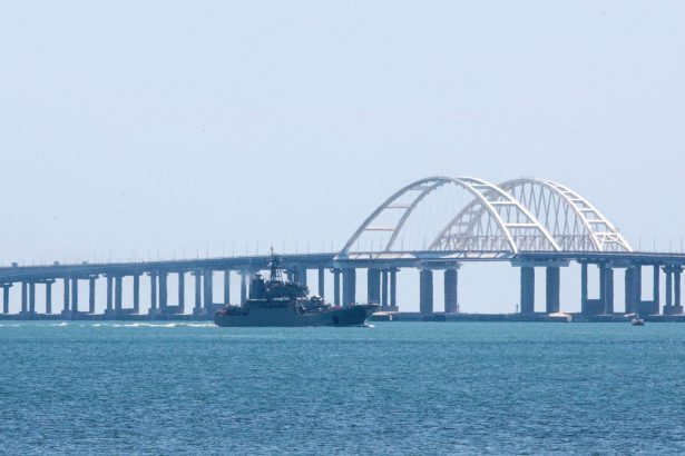 Ucrania lanza audaz ataque submarino al famoso puente Kerch en Crimea