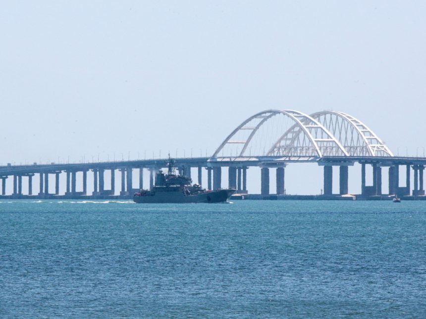 Ucrania lanza audaz ataque submarino al famoso puente Kerch en Crimea
