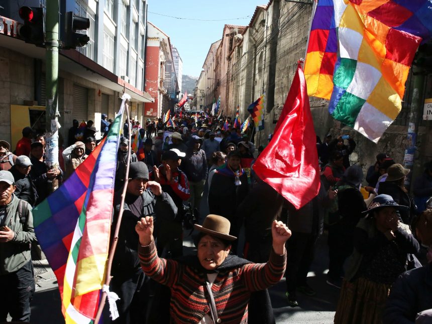 Campesinos bolivianos exigen renuncia de Arce y retorno de Morales