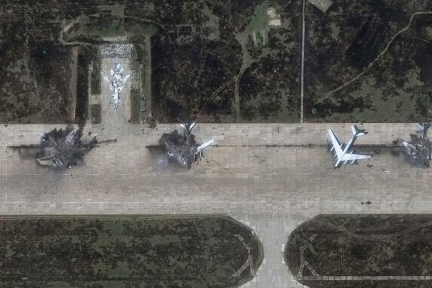 Impactantes fotos satelitales: Drones de Ucrania y aviones rusos