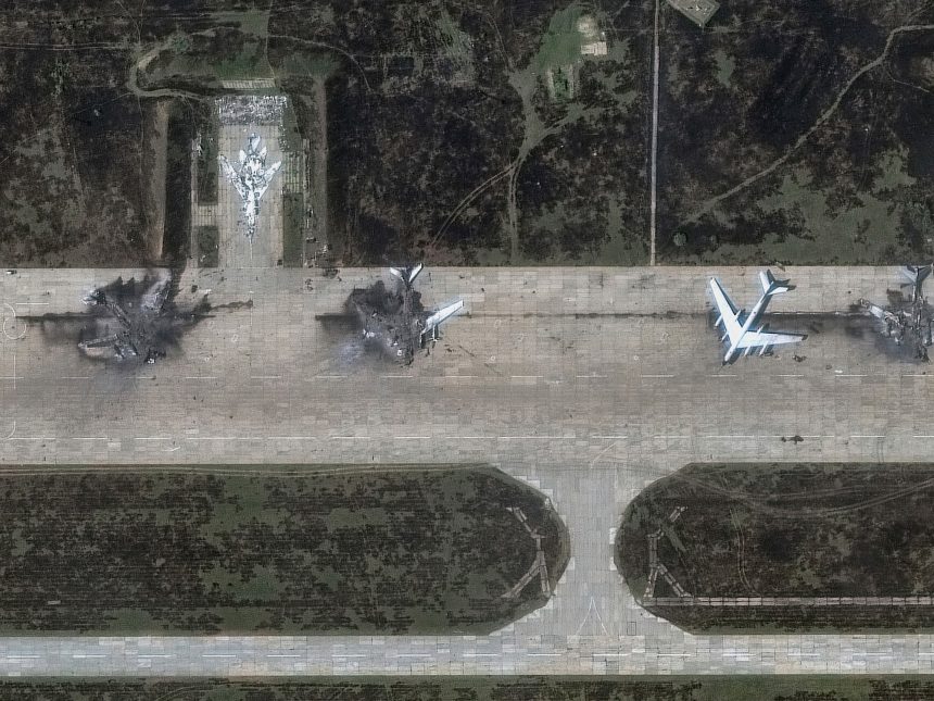 Impactantes fotos satelitales: Drones de Ucrania y aviones rusos