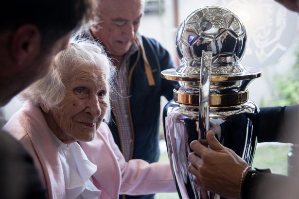 Platense campeón: emotiva sorpresa a una abuela de 98 años