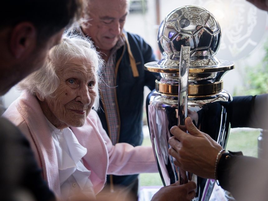 Platense campeón: emotiva sorpresa a una abuela de 98 años