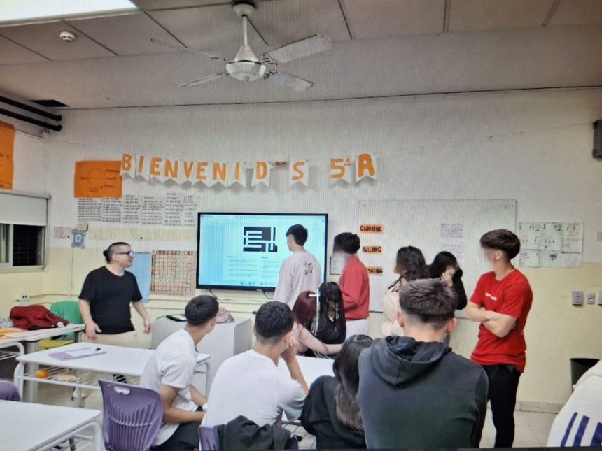 Cómo las escuelas vencen al celular y mejoran el rendimiento escolar