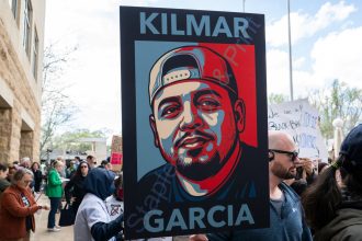 El Salvador repatria a inmigrante deportado por error a EE. UU