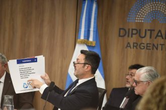 Renuncia del presidente del IOSFA: Crisis y deuda de $120 mil millones