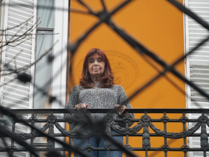 El Gobierno busca notificar a Cristina Kirchner en casa para evitar protestas