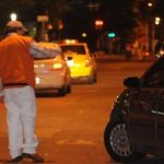 Cuidacoches devuelve $500,000 por error y demuestra su honestidad