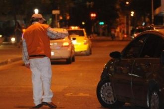 Cuidacoches devuelve $500,000 por error y demuestra su honestidad