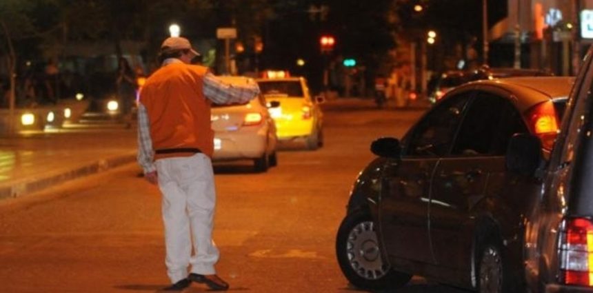 Cuidacoches devuelve $500,000 por error y demuestra su honestidad