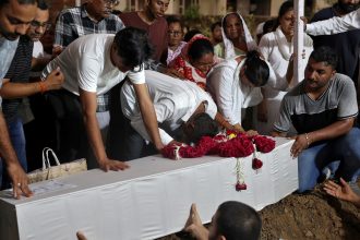 Desgarradora despedida: funerales de las 280 víctimas de Air India