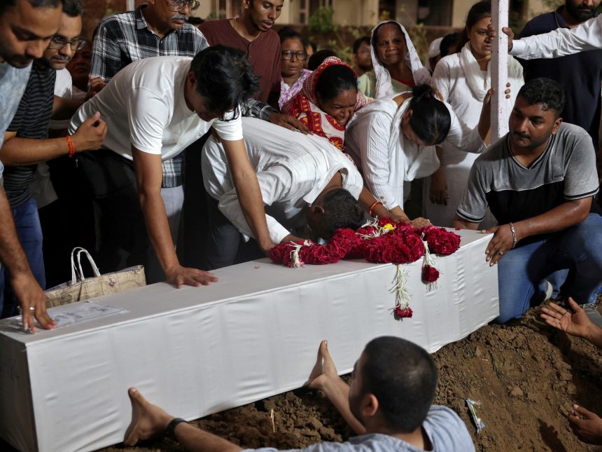 Desgarradora despedida: funerales de las 280 víctimas de Air India