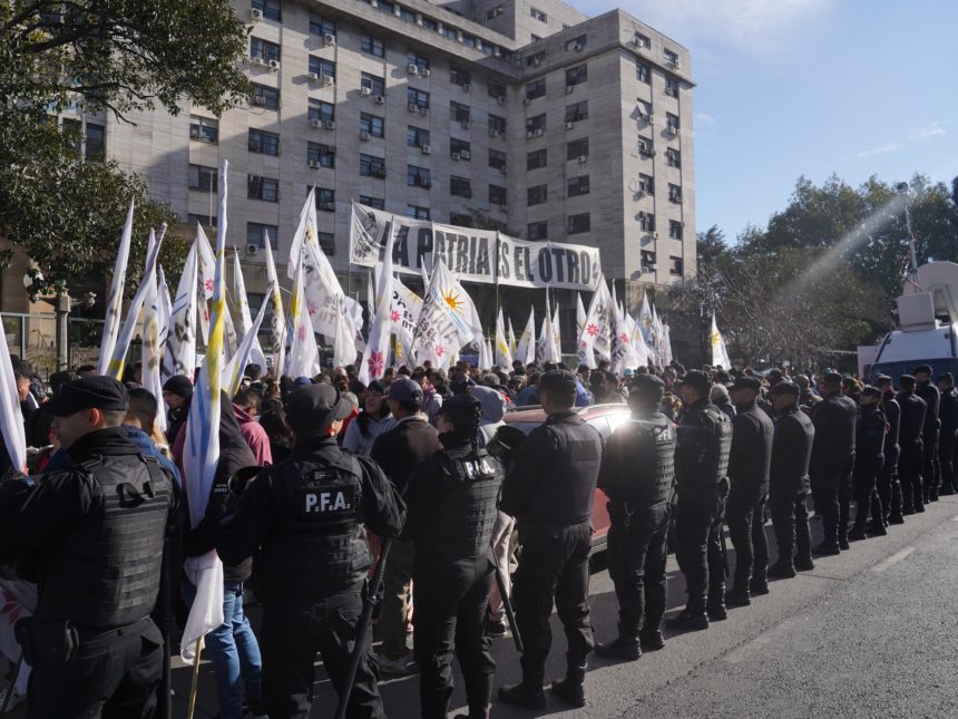Justicia exige al Gobierno garantizar seguridad en Comodoro Py tras detención de Cristina Kirchner