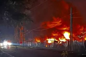 Incendio devastador en depósito de reciclaje en Melchor Romero