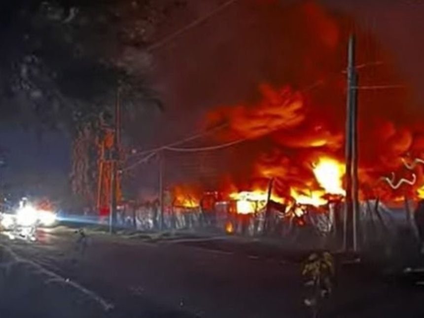 Incendio devastador en depósito de reciclaje en Melchor Romero