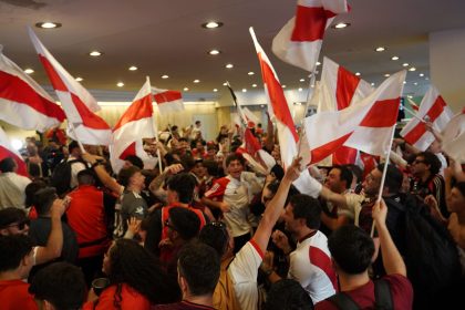 Ruidoso banderazo de hinchas de River: Seattle se vuelve Núñez