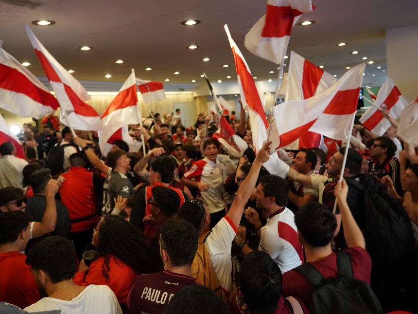 Ruidoso banderazo de hinchas de River: Seattle se vuelve Núñez