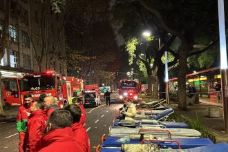 Incendio en Monserrat: 40 familias evacuadas y 12 brigadas de bomberos