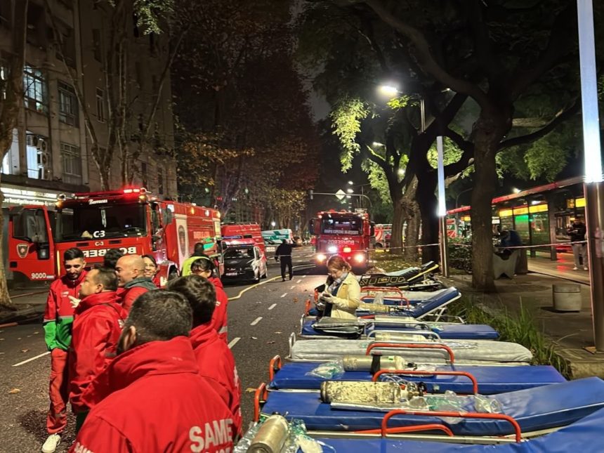 Incendio en Monserrat: 40 familias evacuadas y 12 brigadas de bomberos
