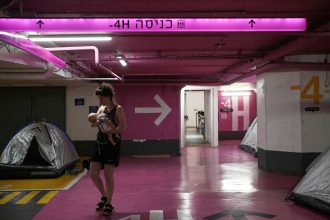 Tel Aviv: Un estacionamiento se transforma en refugio ante misiles