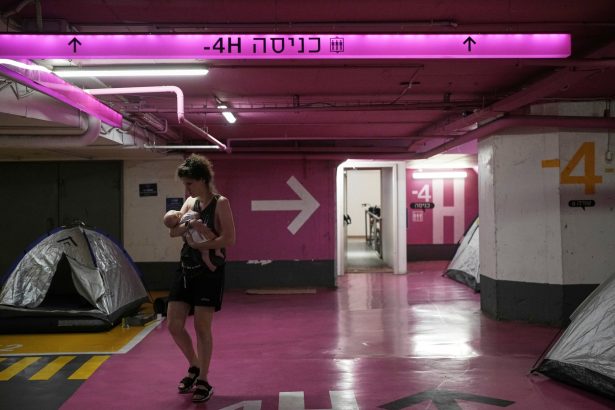 Tel Aviv: Un estacionamiento se transforma en refugio ante misiles