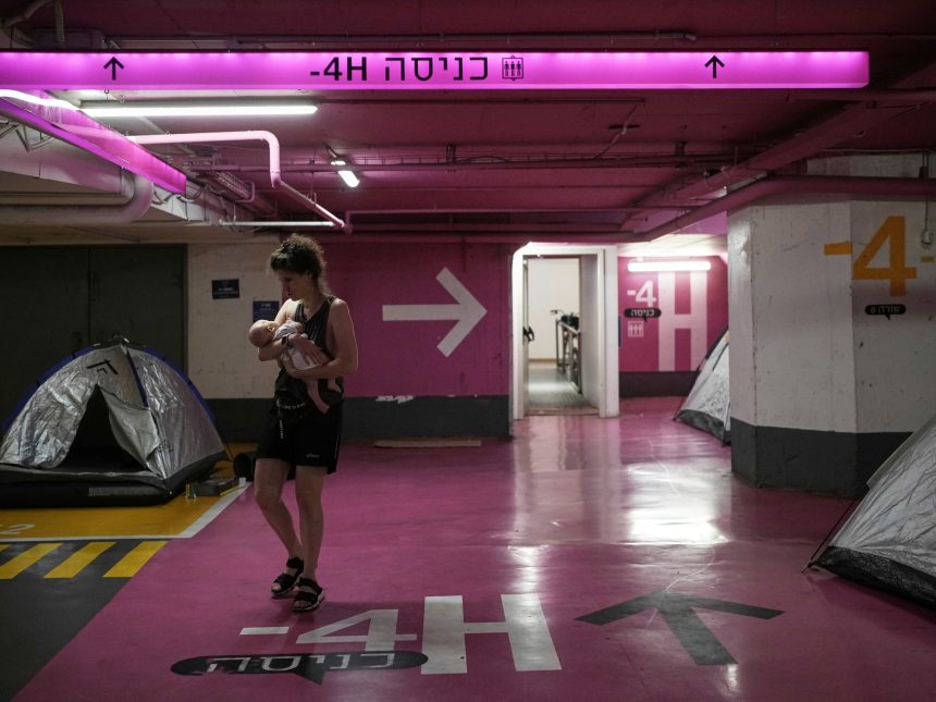Tel Aviv: Un estacionamiento se transforma en refugio ante misiles