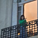 ¡Cristina Kirchner debuta en el balcón con tobillera electrónica!