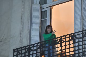 ¡Cristina Kirchner debuta en el balcón con tobillera electrónica!